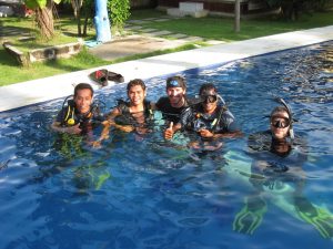 new_PADI_open_water_divers_in_the_swimming_pool  